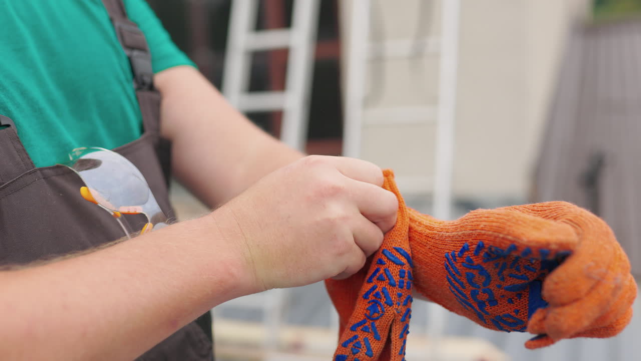 안전 장갑을 착용하는 노동자