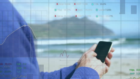 animación del procesamiento de datos del mercado de valores sobre un hombre caucásico que usa un teléfono inteligente en la playa