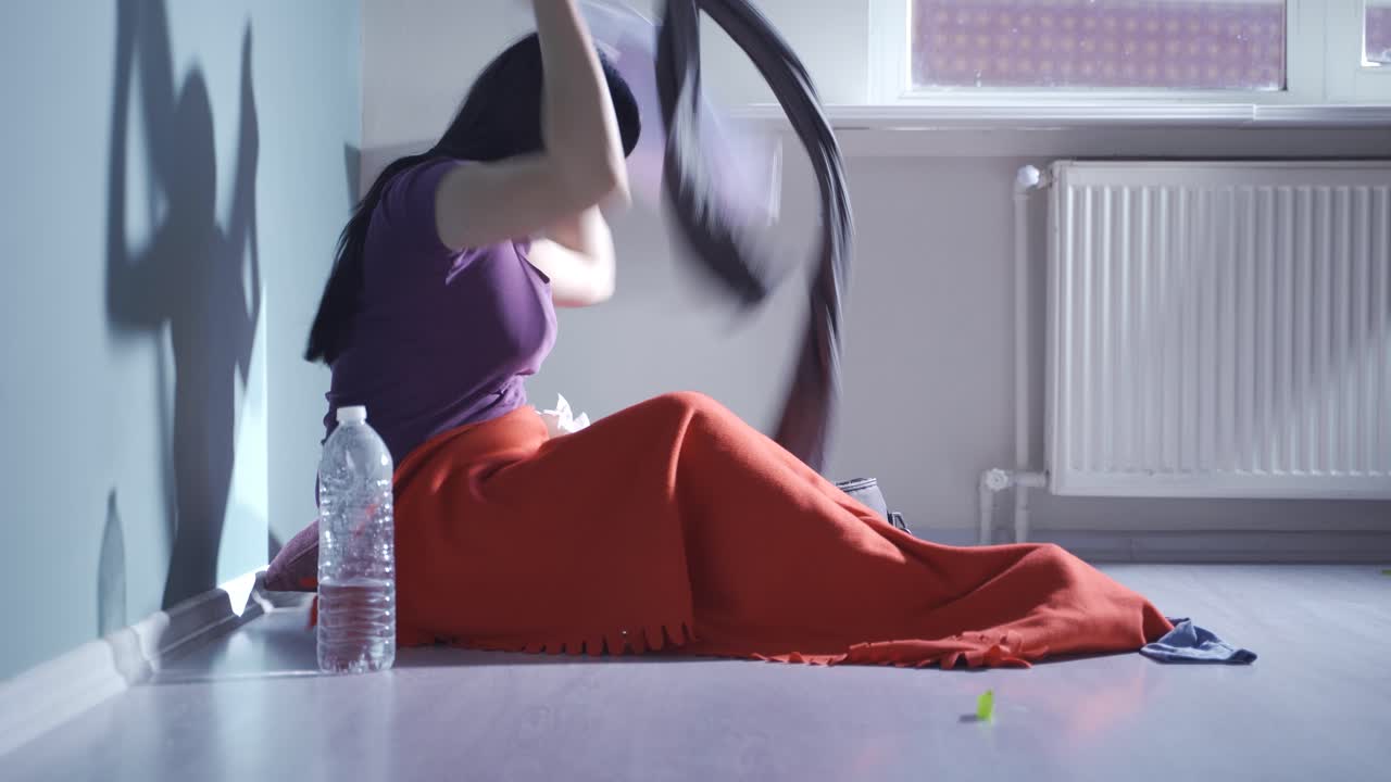 신경 ⁇ 약을  ⁇ 고 있는 여성이 집에서  ⁇ 망진창을 벌이고 있습니다.