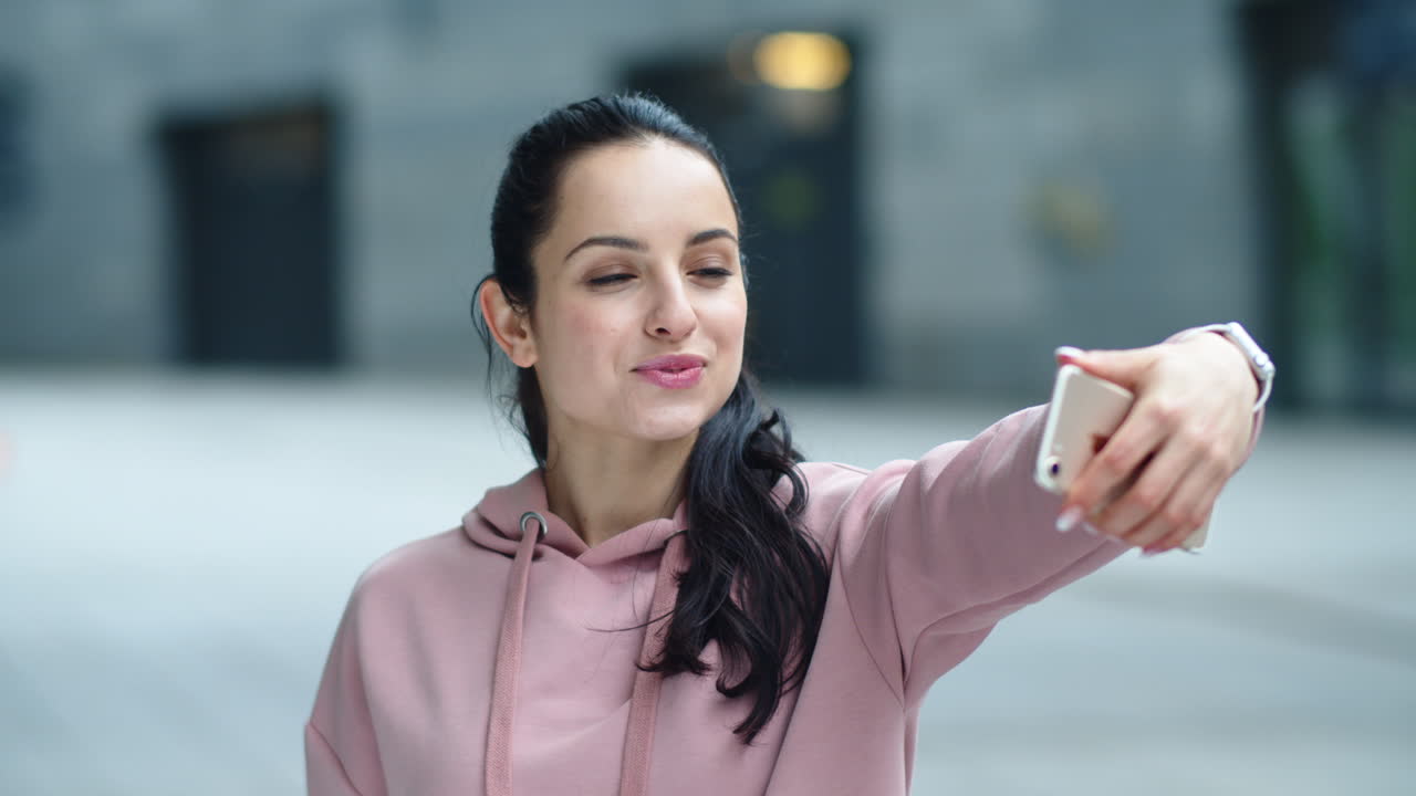 Primo piano di donna allegra in posa per un selfie.