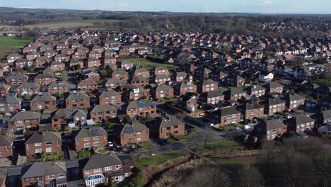 típica aldea suburbana barrio residencial casas de londres tejados vista aérea derecha dolly