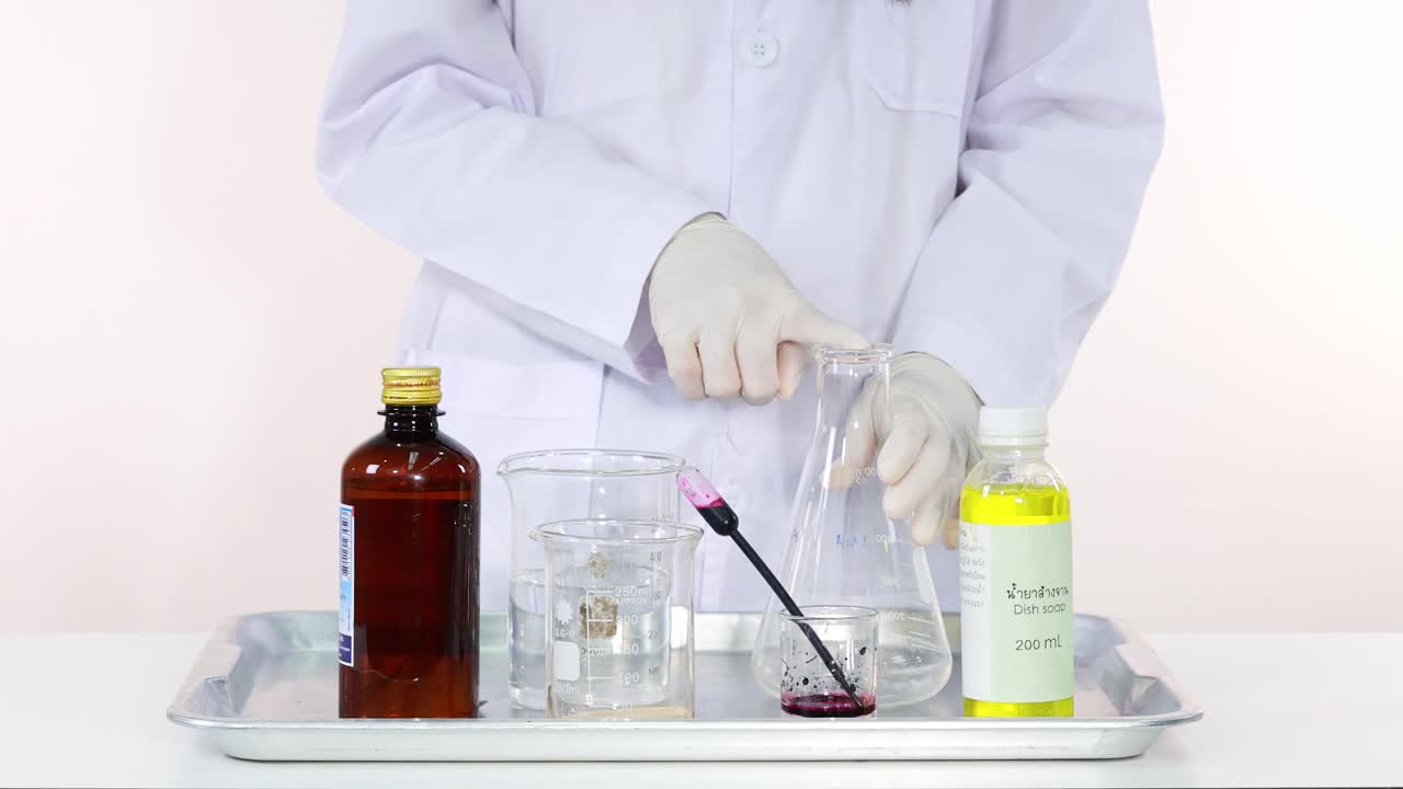 demostrando la descomposición del peróxido de hidrógeno con un catalizador