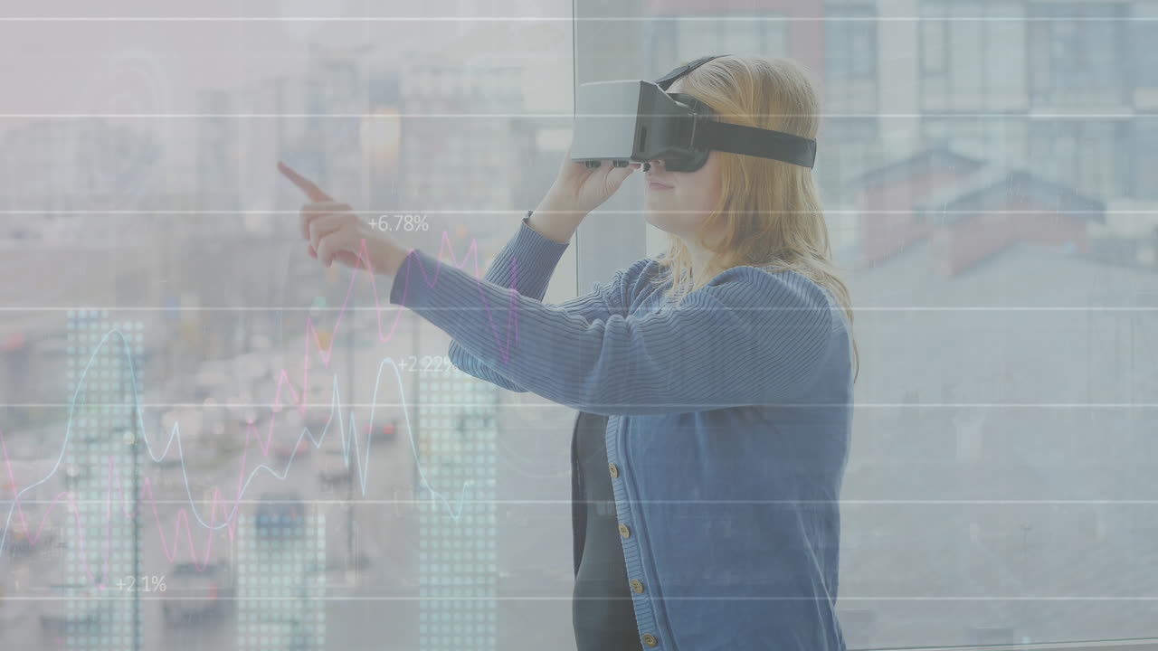 una mujer usando un auricular de realidad virtual en casa