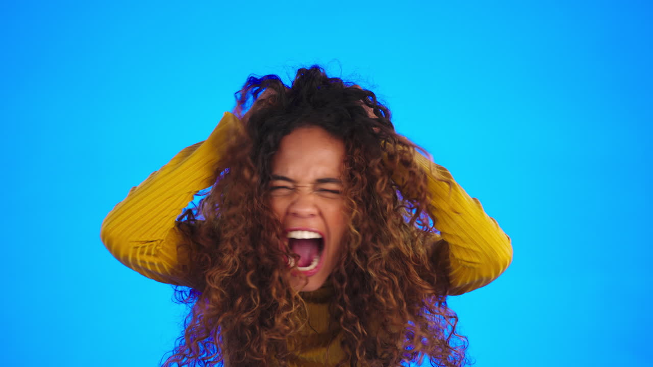 mujer, frustrada y gritando con salud mental