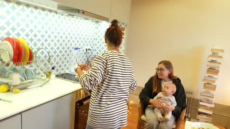 reunión familiar en la cocina