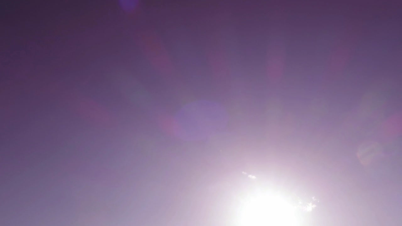 cielo púrpura rojo n bokeh rayo de luz solar o destello de la lente con nube blanca