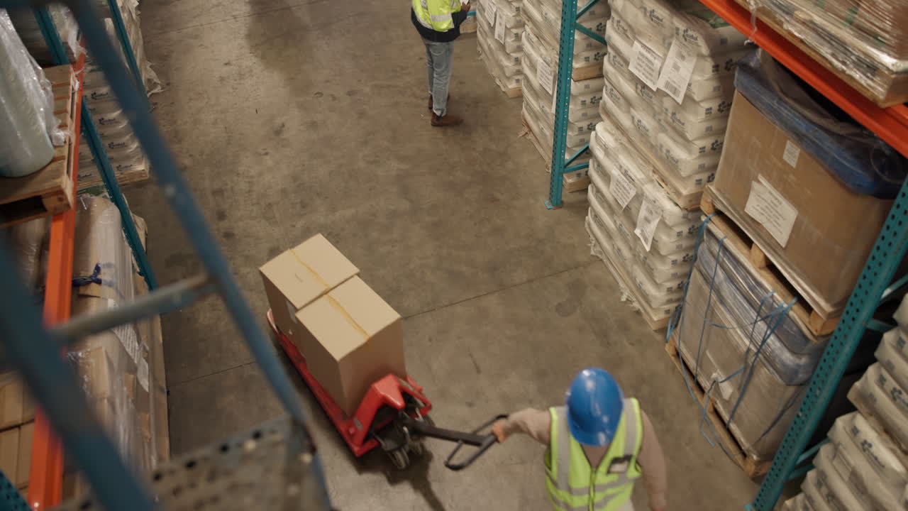 trabajadores de almacén que gestionan el inventario
