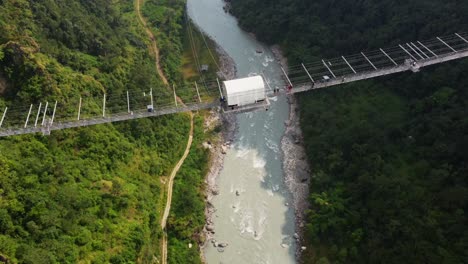 vista aérea de la plataforma de kushma bungee jump en el puente colgante sobre el río kali gandaki en nepal