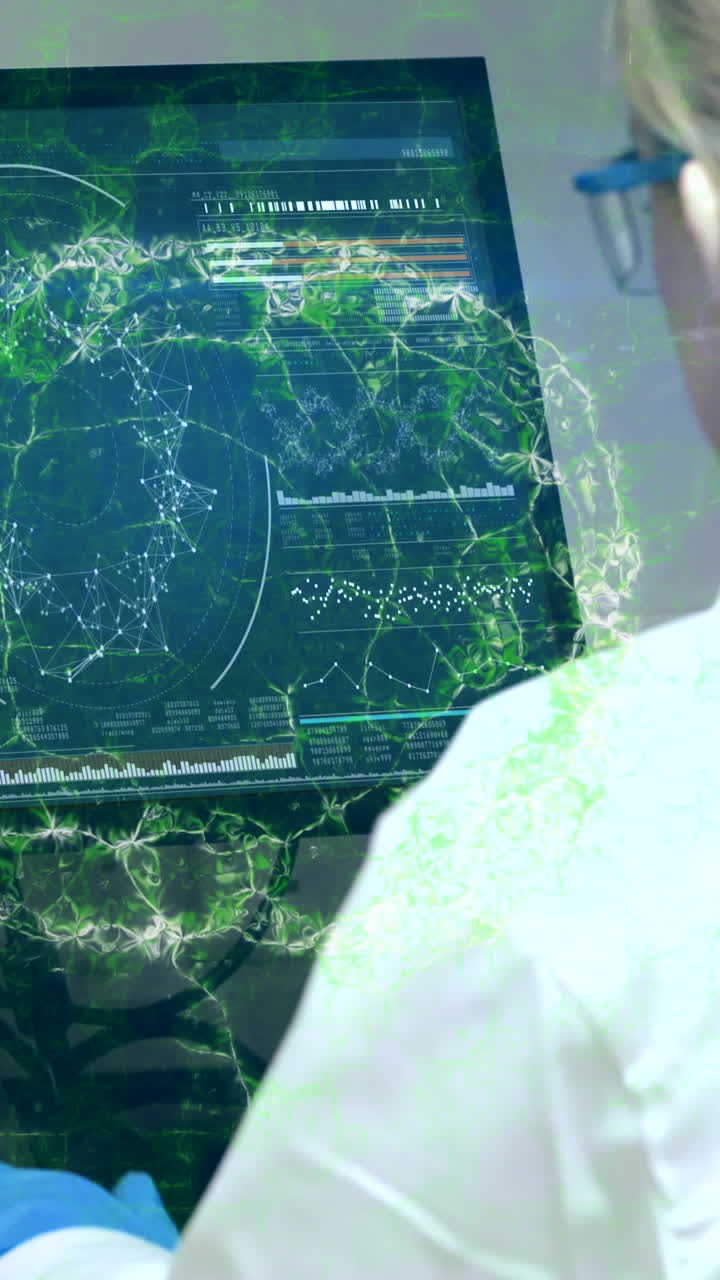 animación del cerebro humano girando sobre una científica usando una computadora