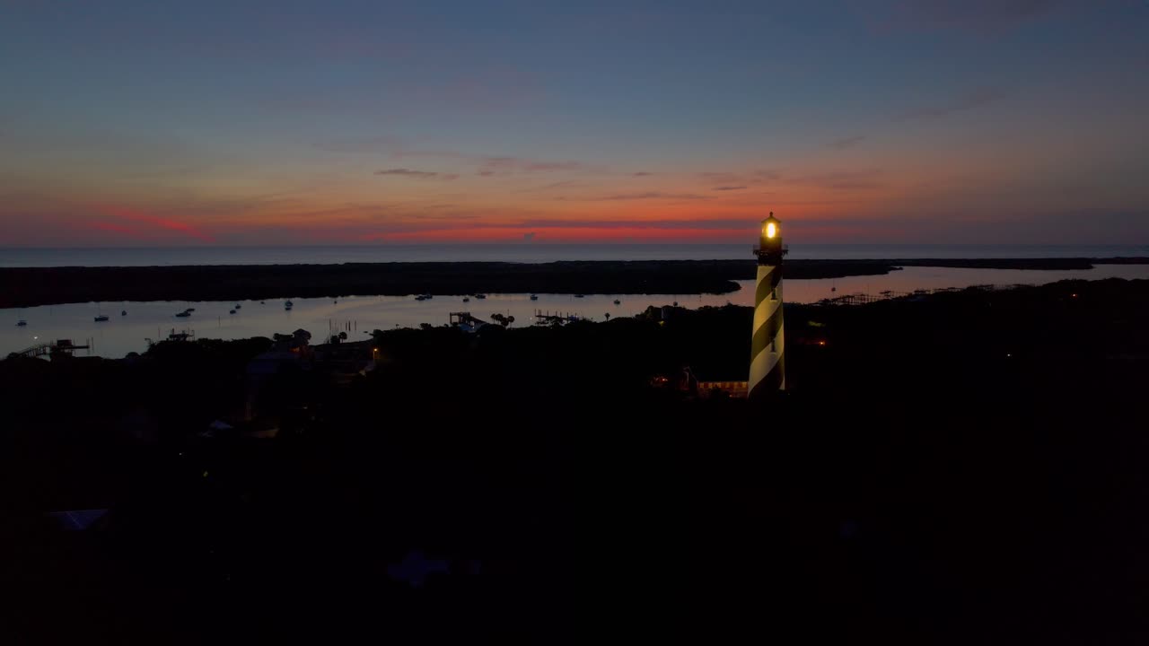 telón de fondo del cielo pintado con barcos a lo largo de la entrada costera en san agustín florida en la madrugada