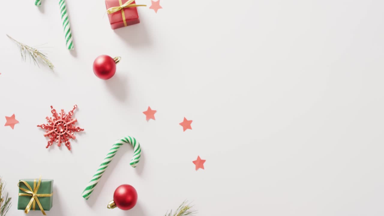 video de dos bastones de navidad y decoraciones sobre un fondo blanco