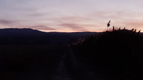 Sonnenuntergang-In-Neuseeland-Mit-Rotem-Himmel-Und-Schönem-Vordergrund