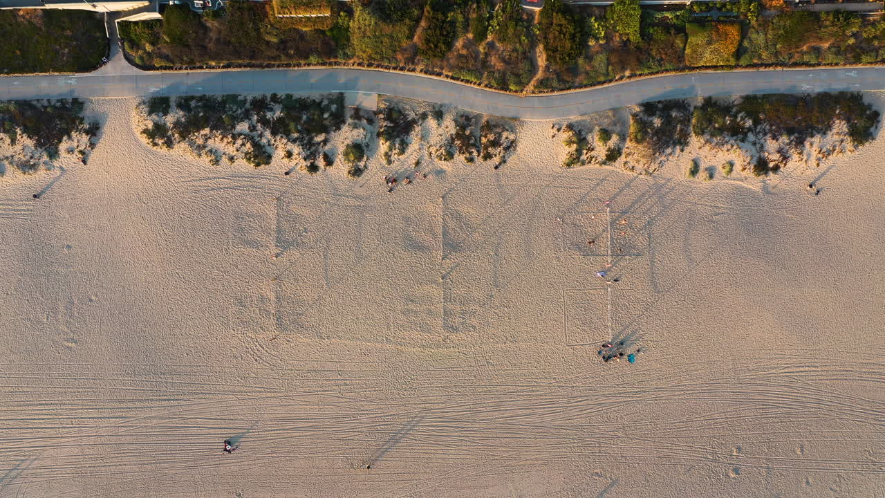 모래 해변 에서 배구 를 치는 사람 들 의 위상