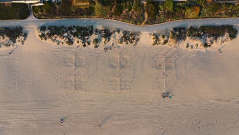 vista de arriba de personas jugando al voleibol en una playa de arena