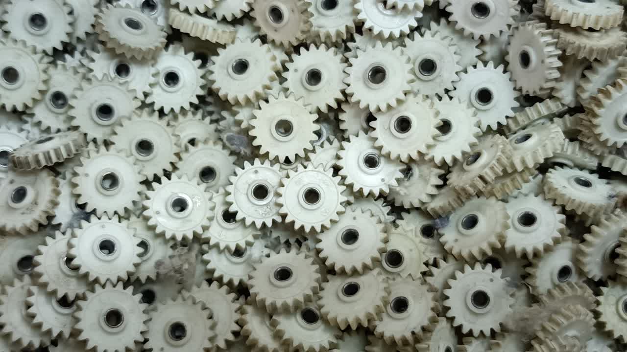 un montón de ruedas pláticas blancas