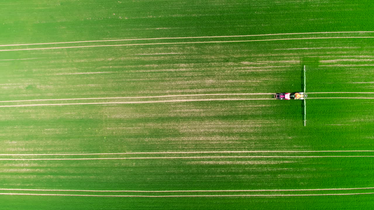 agricultura antena de tractor rociando tierras agrícolas con pesticidas
