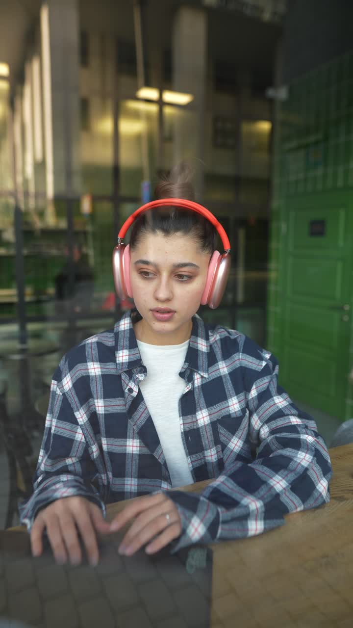 카페에서 일하는 젊은 여성