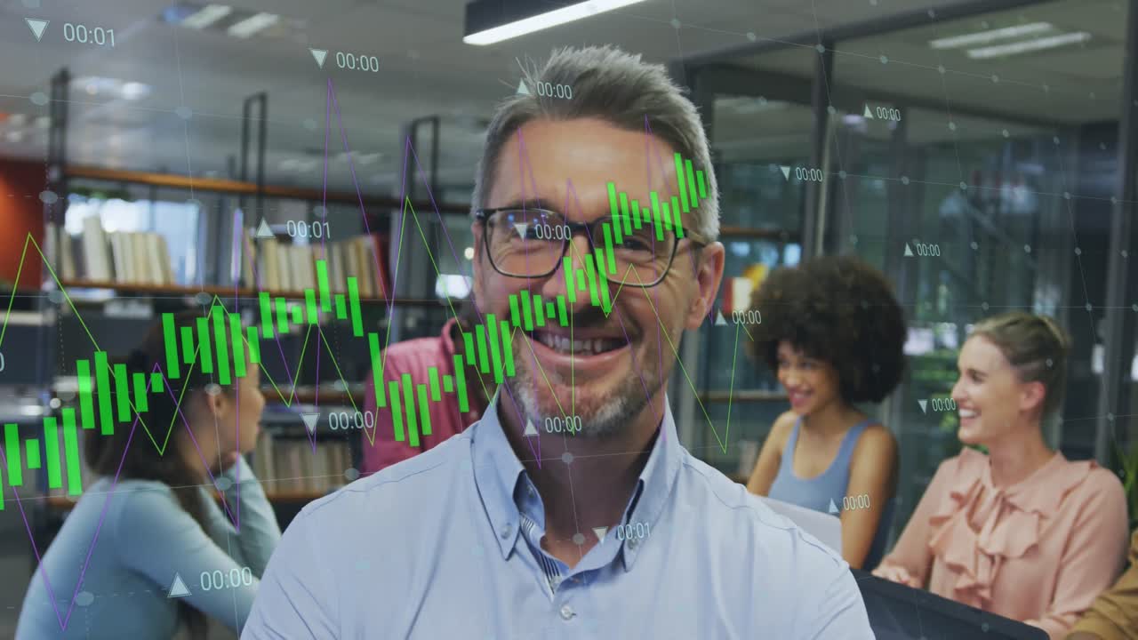 animación del procesamiento de datos sobre diversas personas de negocios en la oficina