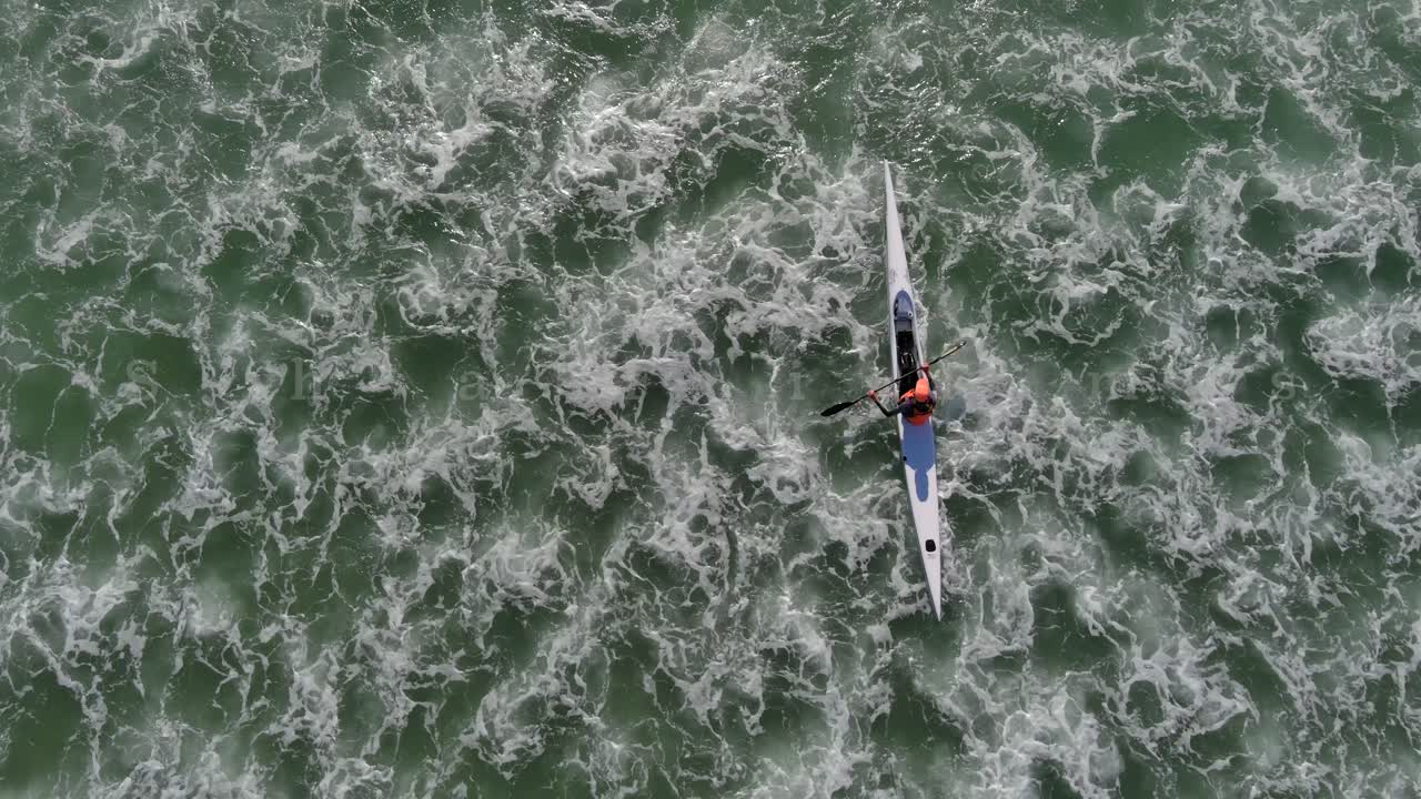 vista de pájaro de una persona en kayak en la playa de la laguna en ciudad del cabo sudáfrica