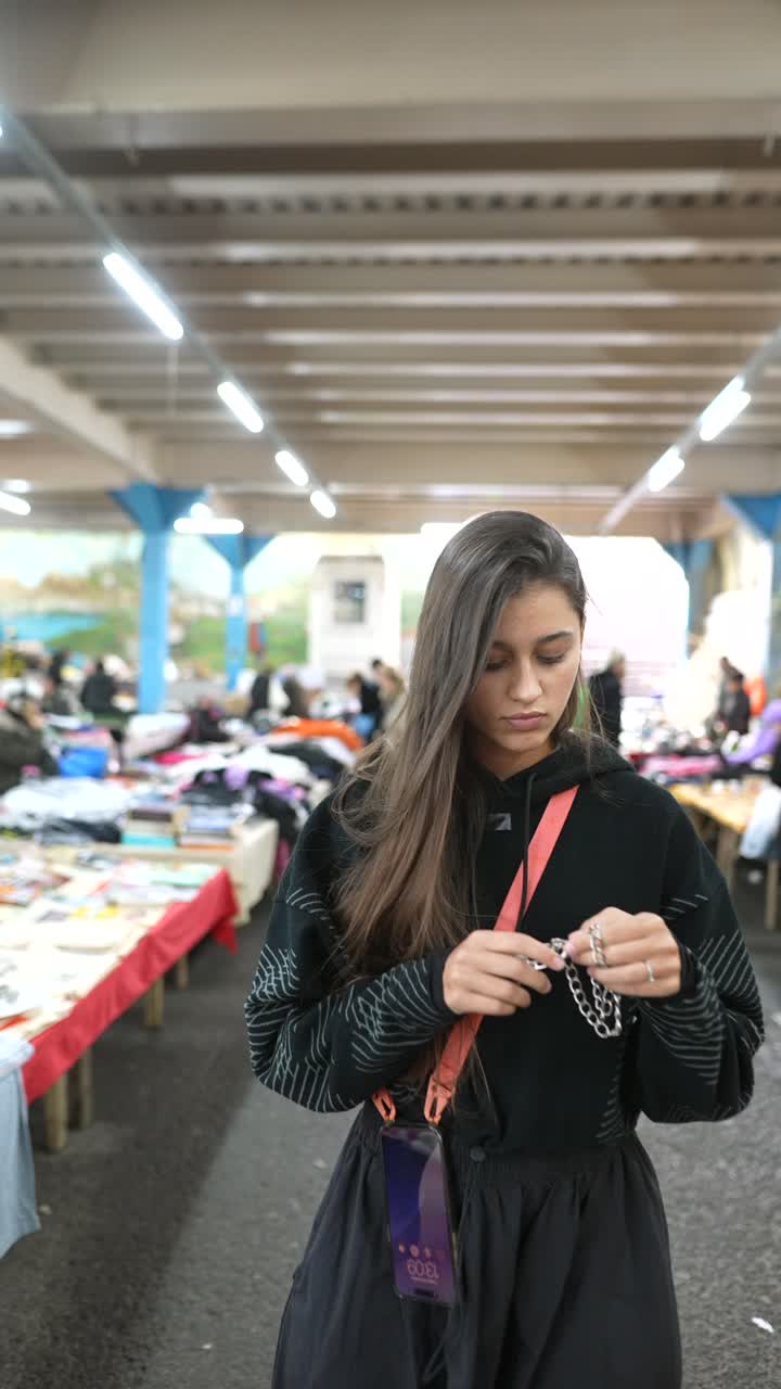Donna che curiosa al mercato