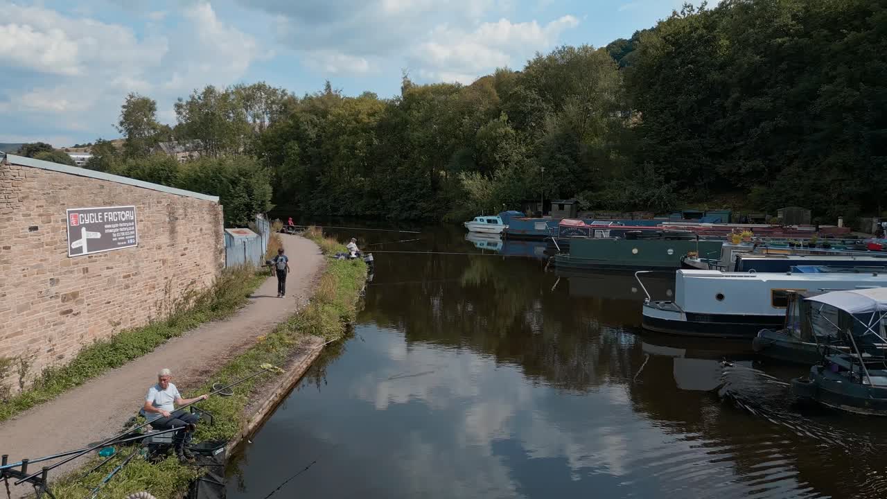 imágenes aéreas de un canal inglés con pescadores, pescadores que pescan cucarachas y doradas