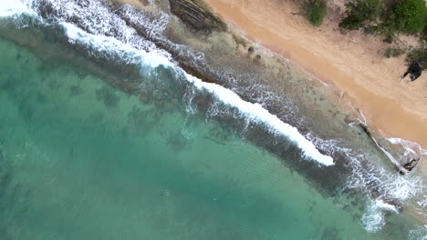 vista aérea de las olas en kauai, hi beach