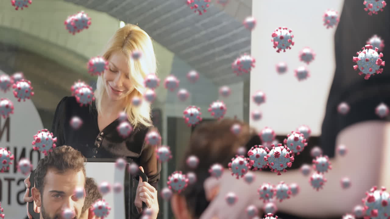 여성 이발사에 대한 코로나19 세포, 미용실에서 헤어 스타일링하는 남자