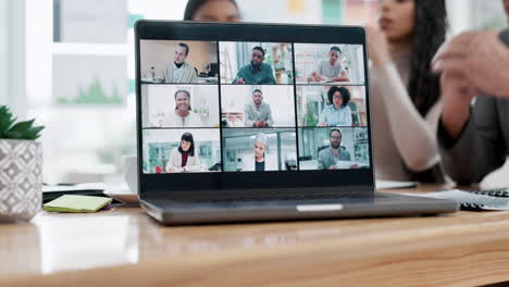computadora portátil, taller y gente de negocios en la oficina