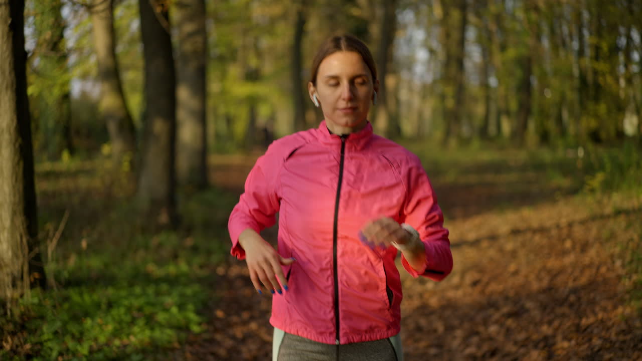 mujer corriendo en un parque de otoño
