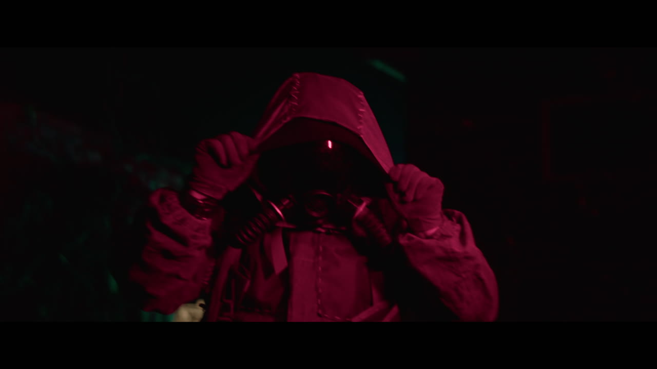 человек в защитном снаряжении в темной среде