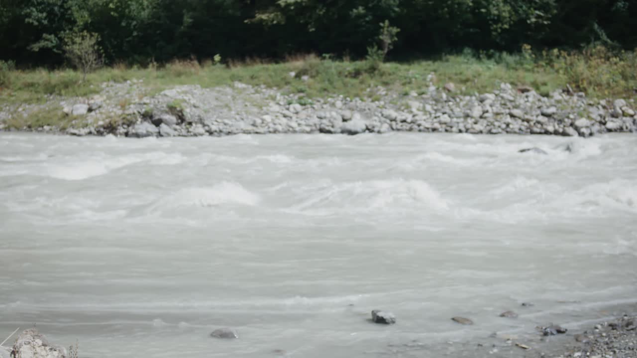 흑인 남성이 앉아서 생각하고 던지고 있습니다. 라우터브룬 ⁇  스위스 유럽