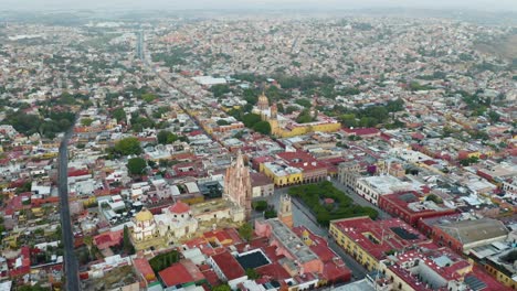 Bird\'s-Eye-Aerial-View-Of-San-Miguel-De-Allende,-Guanajuato,-Mexico,-Sunrise,-Parroquia-De-San-Miguel-Arcángel