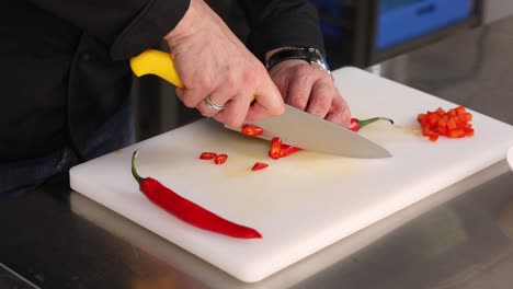 el chef cortando chiles