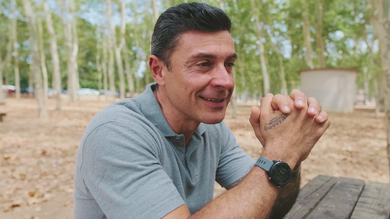 Ritratto di un uomo di mezza età all'aperto