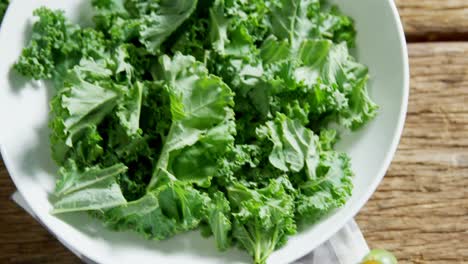 Green-leafy-vegetable-and-tomato-on-wooden-table-4k