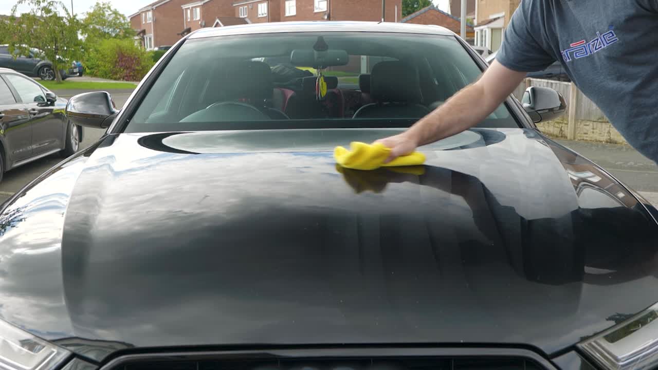 검은색 자동차 모 ⁇  후드 에서 자동차 폴란드어 를  ⁇ 어 내는 것