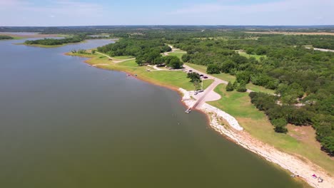 Imágenes-Aéreas-De-La-Rampa-Para-Botes-En-El-Parque-Plowman-Creek-En-El-Lago-Whitney-En-Texas