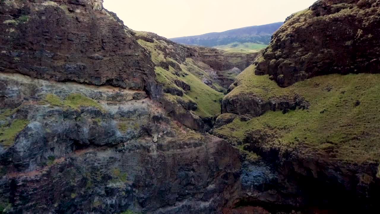 un dron aéreo diurno del cañón revela un impresionante paisaje montañoso en maui, hawai