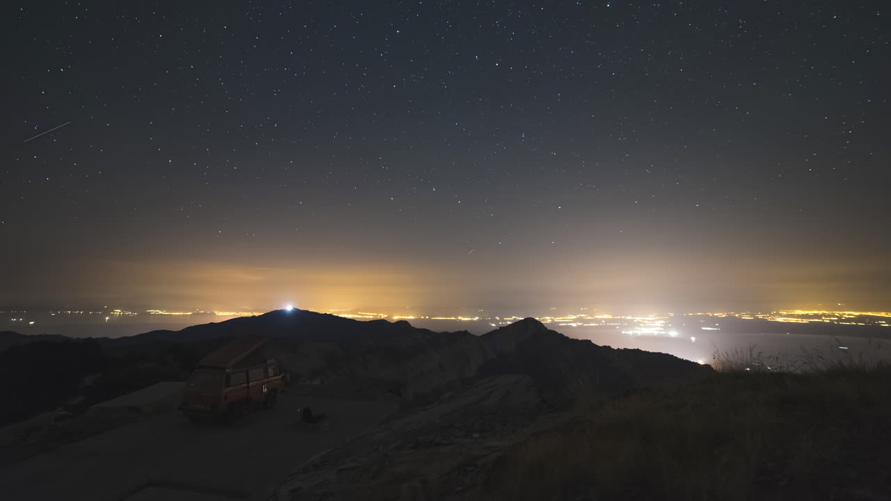 타임랩스 캠퍼 밴 탑 산 별 밤 도시의 불빛 타소스 그리스