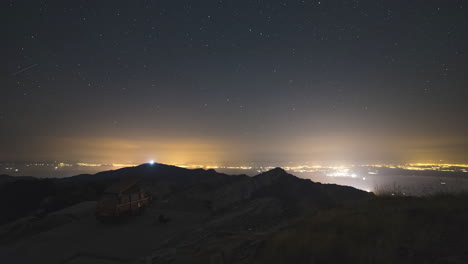 timelapse autocaravana cima montaña estrellas noche ciudad luces thasos grecia