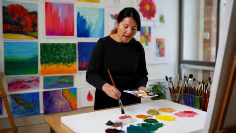 mujer pintando en un estudio de arte