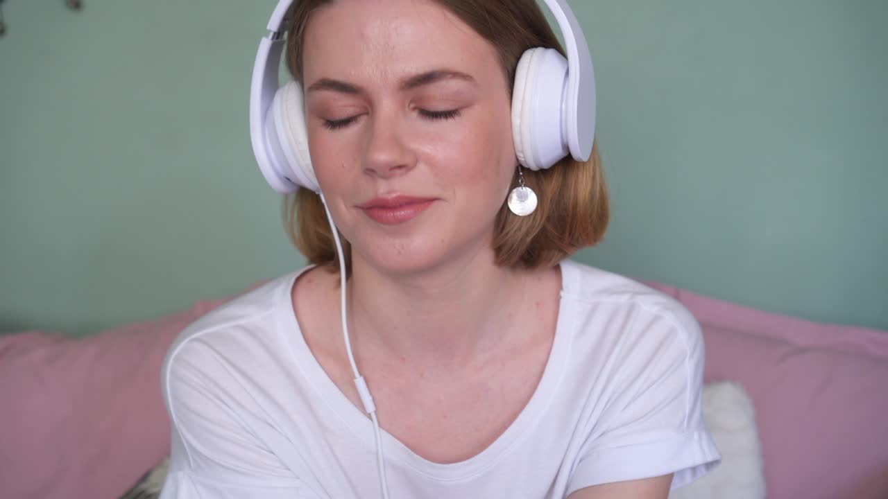 una chica encantada escuchando música sola.