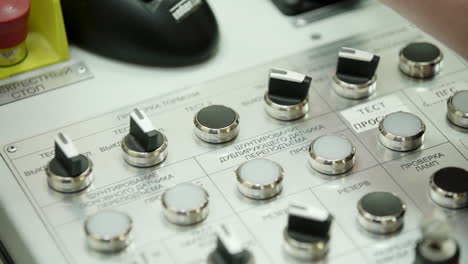 panel de control industrial con operador