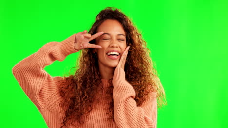 pantalla verde, divertido y mujer con el signo de la paz