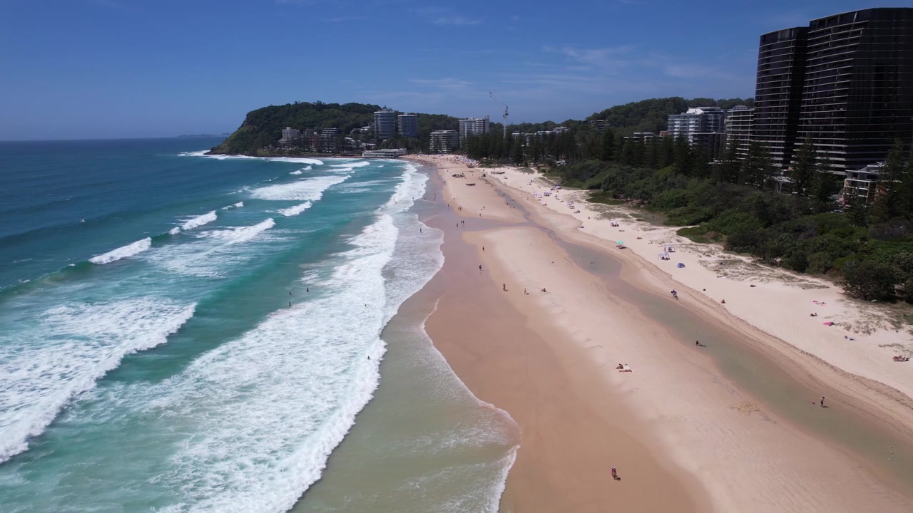 Burleigh Heads Mountain und Miami Beach in Queensland, Australien – Luftaufnahme mit Drohne.