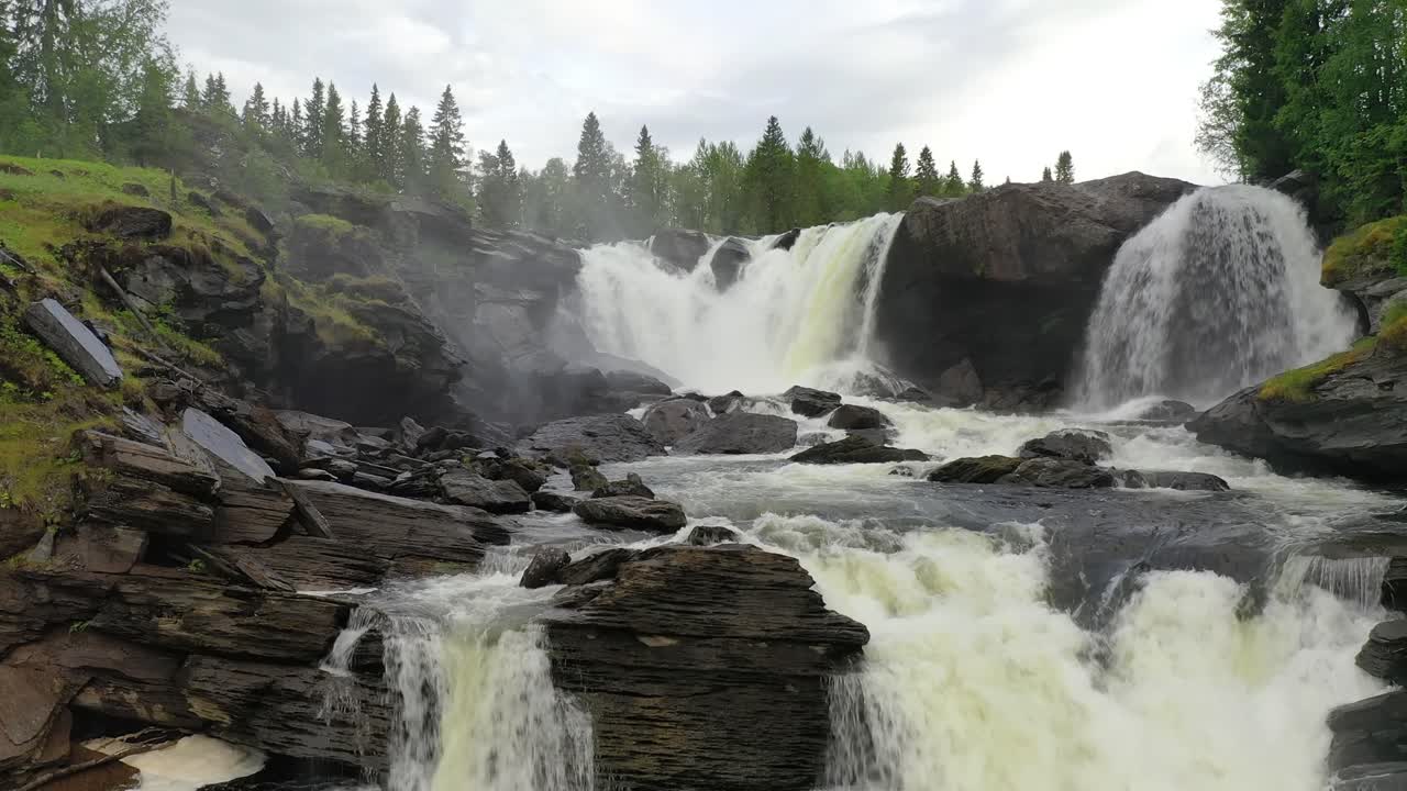 la cascada de ristafallet en la parte occidental de jamtland está catalogada como una de las cascadas más hermosas de suecia.
