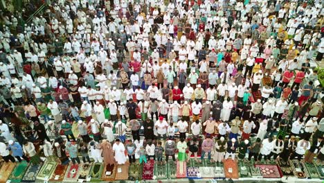 muslim people praying eid al fitr together