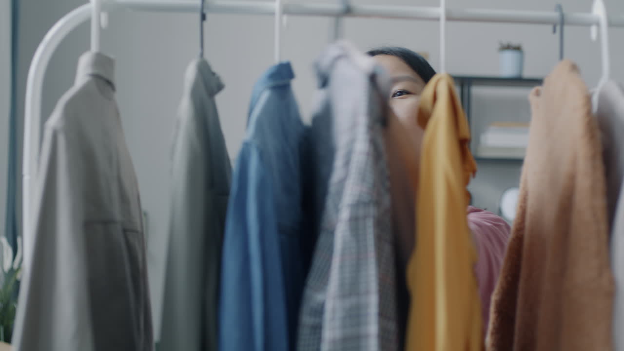 여자 가 옷장 에서 옷 을 선택 하고 있다