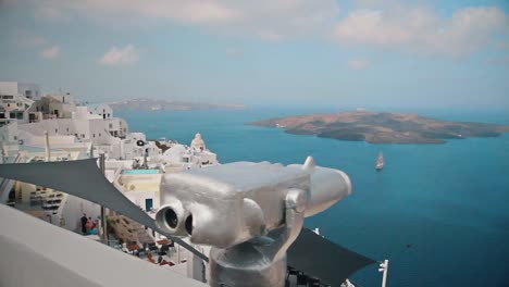 panorámica a través del visor por ciudad costera