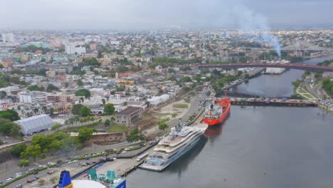 Yate-De-Lujo-Amarrado-En-El-Puerto-Don-Diego-A-Orillas-Del-Río-Ozama,-República-Dominicana